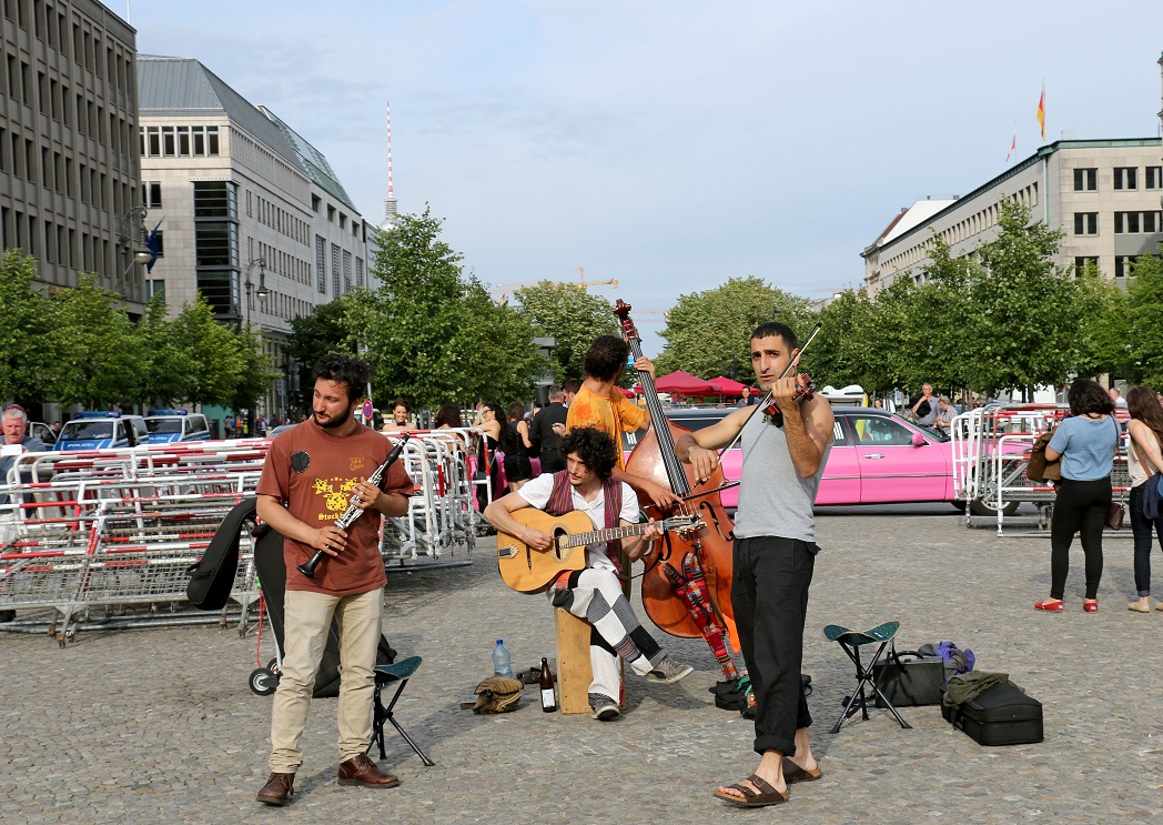 Музыка на Парижской площади Берлина