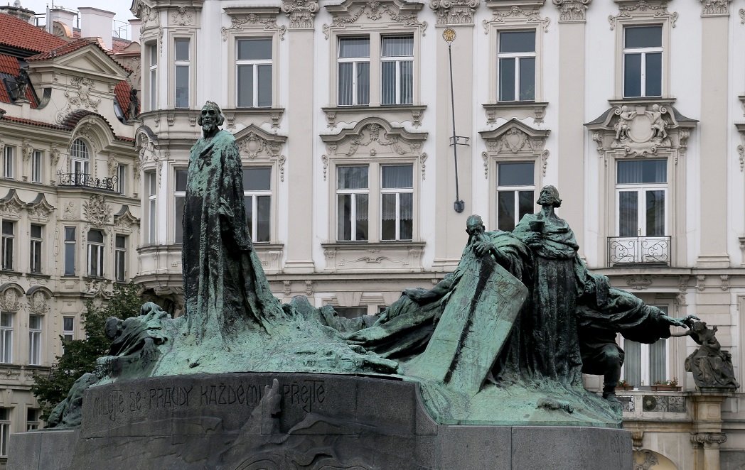 Памятник Яну Гусу на Староместской площади. Прага.