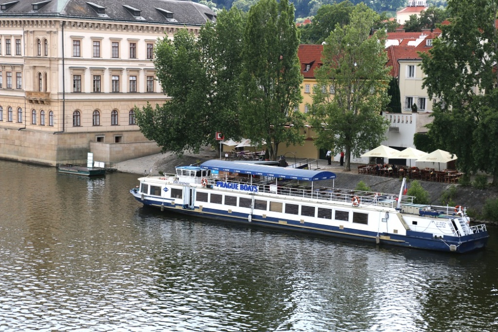 Кораблик на Влтаве. Прага.