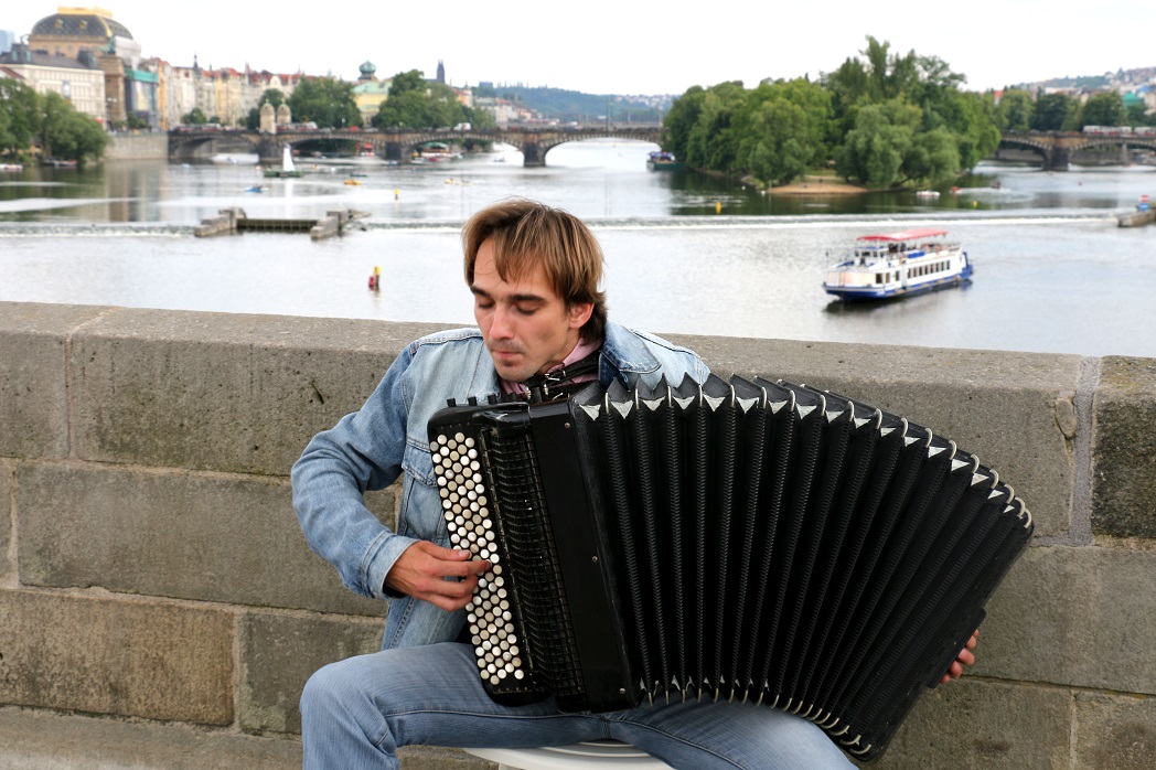 Музыкант на Карловом мосту. Прага.