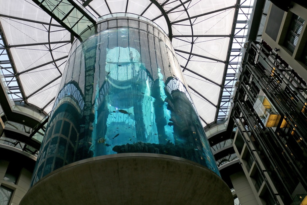 Необычный лифт-аквариум. Гостиница Рэдиссон. Берлин.