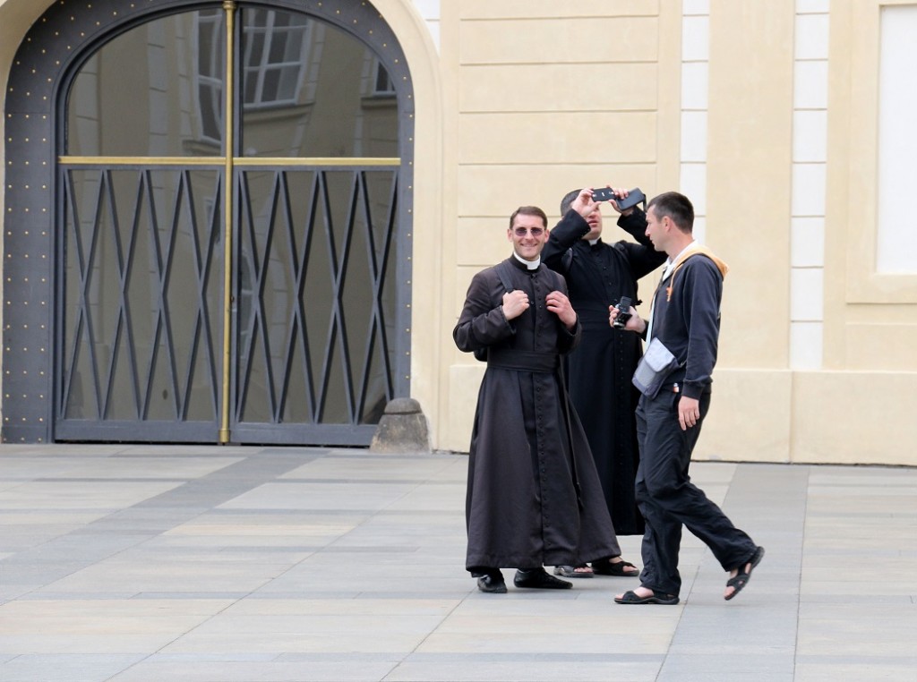 Туристы - монахи в Праге.