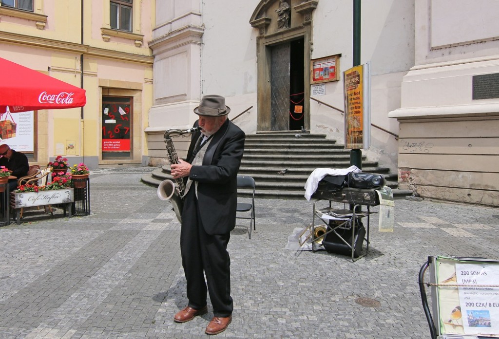 Старый саксофонист в старом городе. Прага.