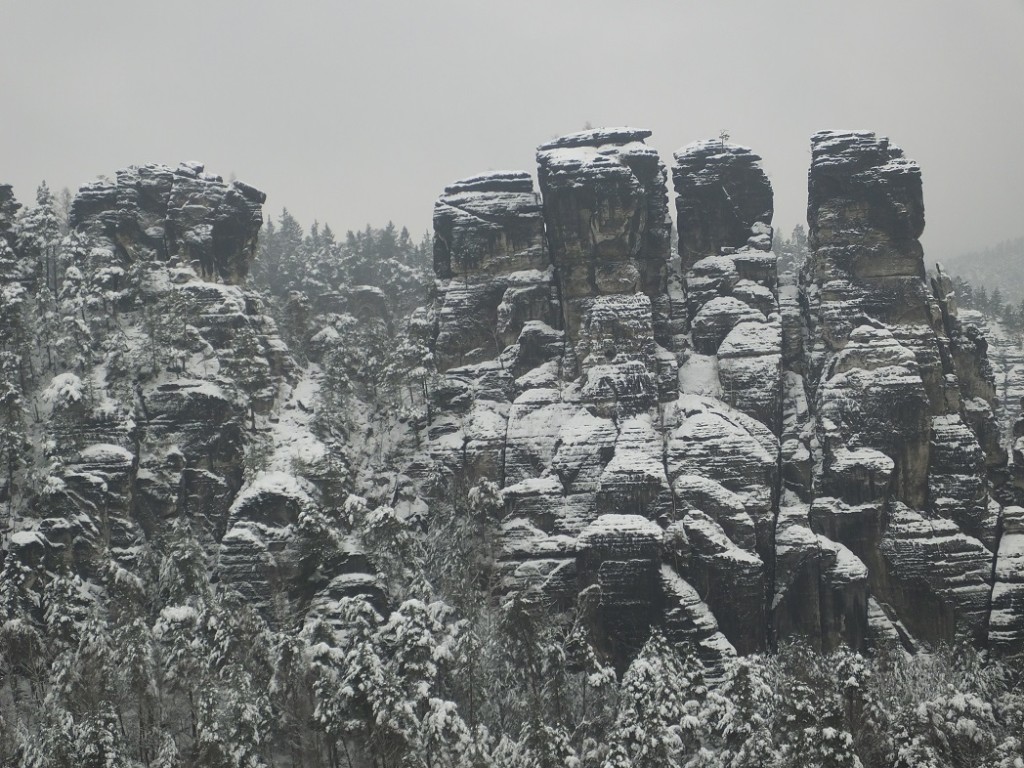 Скалы Саксонской Швейцарии в снегу. Новый год.