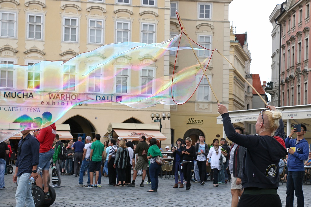 Мыльные пузыри на Староместской площади в Праге.