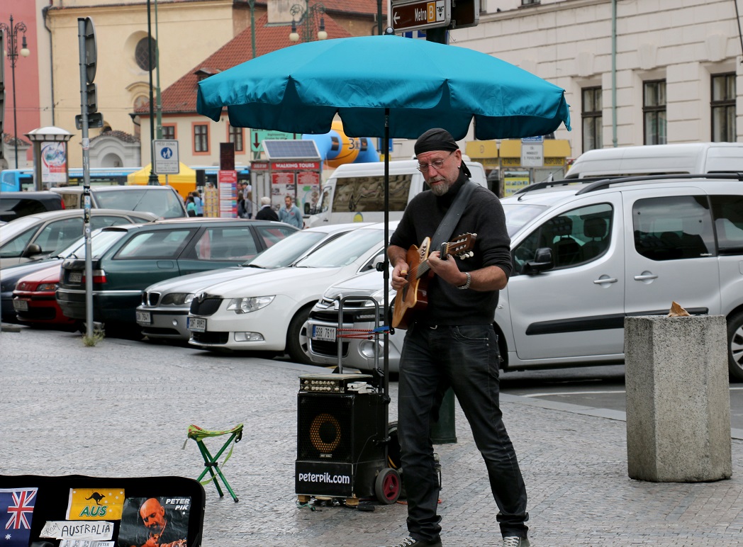 Уличный гитарист в Праге.