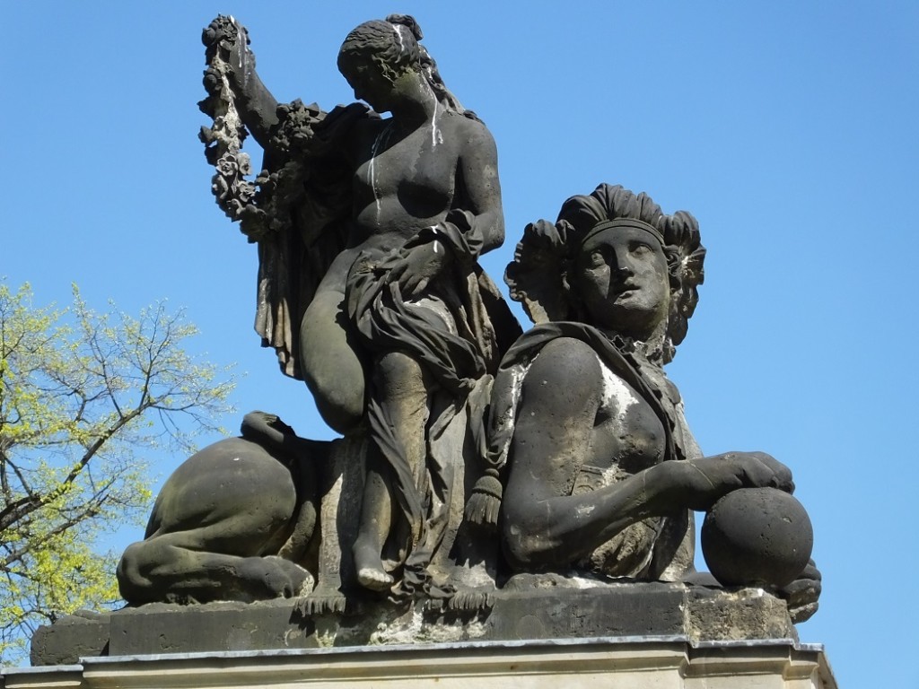 Богиня плодородия со сфинксом. Дрезден.