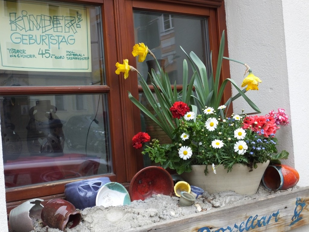 Окна, по традиции украшенные свежими цветами. Тур в Германию.