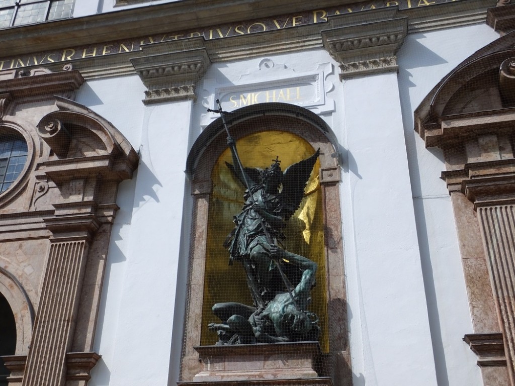 Фасад церкви Святого Михаила в Мюнхене.