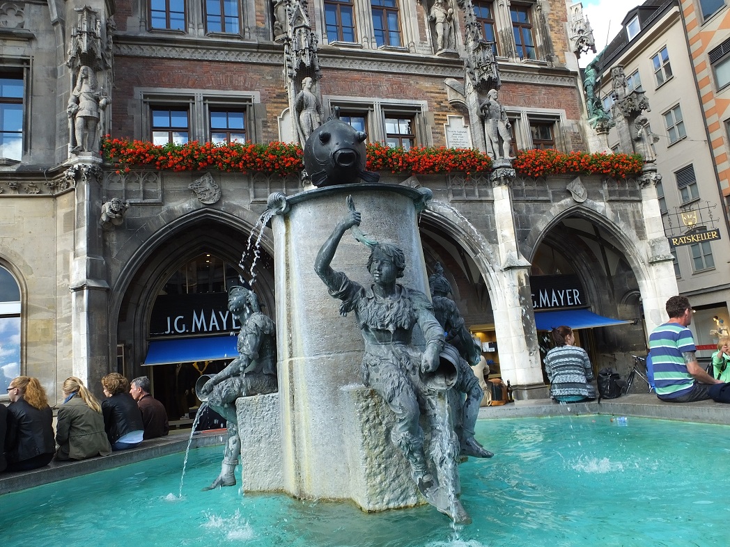 Рыбный фонтан на Мариенплац в Мюнхене.