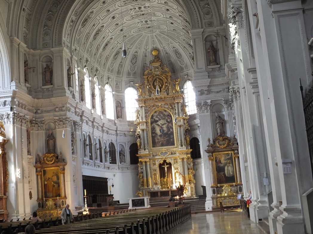 Внутри церкви Святого Михаила в Мюнхене.