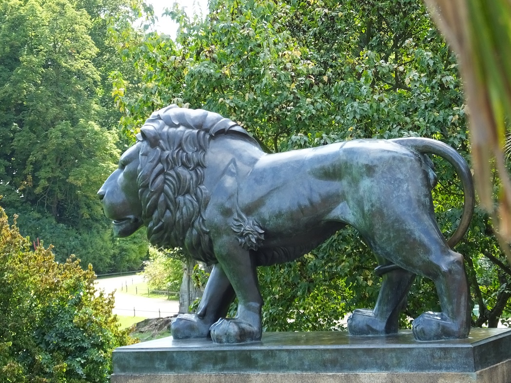 Королевский лев в парке Бад-Мускау.