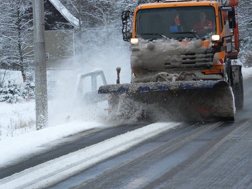 Снегоуборочник быстро чистит дороги. Саксония.
