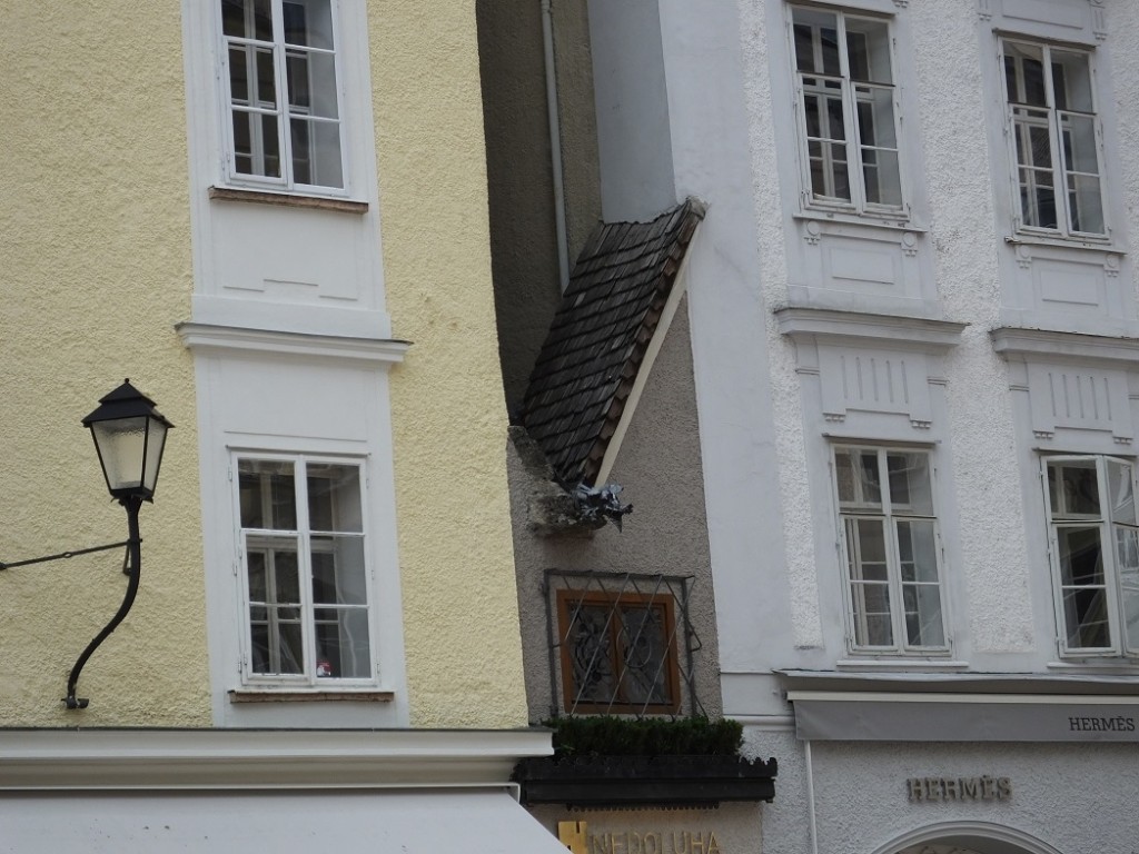 Самый узкий дом в Зальцбурге. Альтмаркт.