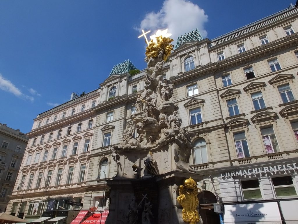 Колонна Святой Троице (Чумная колонна) в Вене на улице Грабен. Австрия.