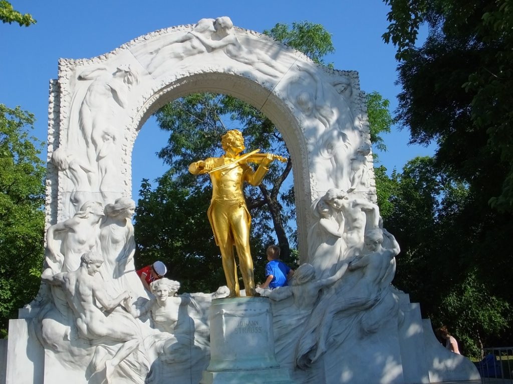 Памятник Штраусу. Городской парк Вены.