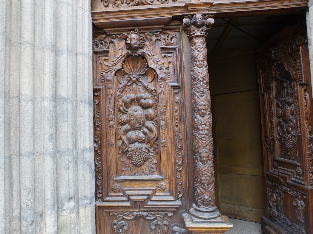 Резьба по дереву. Дверь в монастыре Святой Екатерины. Оломоуц. Организованный тур в Моравию и Вену.