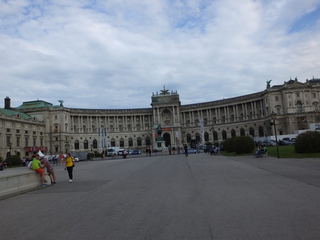 Дворец Хофбург - Новый Дворец. Вена. Тур в Вену и Моравию.