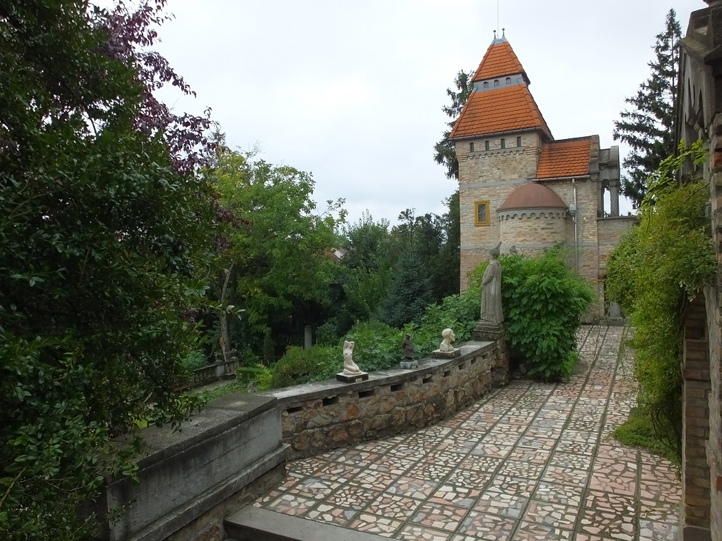 Главный вход в замок Бори.