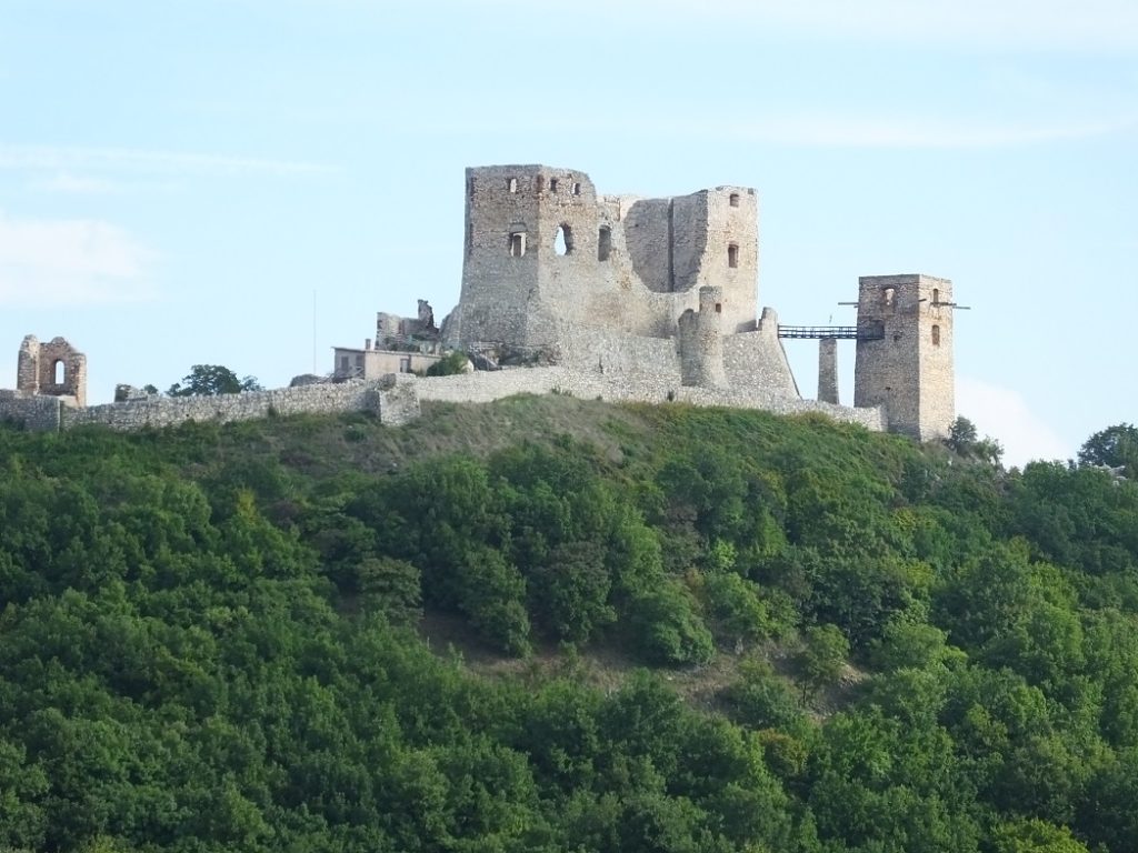 Горы Баконь. Старая крепость. Венгрия.