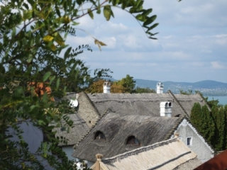 Крыши. Печные трубы. Балатон. Организованный тур в Венгрию.