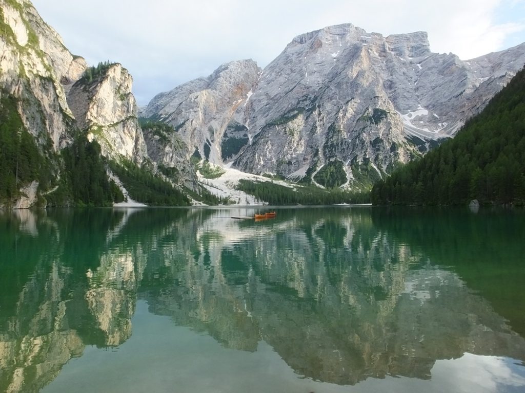 Тироль. Озеро Прагзер Вильдзее. Италия.