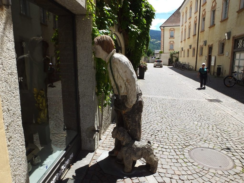 Деревянный человек с собакой. Бриксен. Италия. Организованный тур в Тироль.