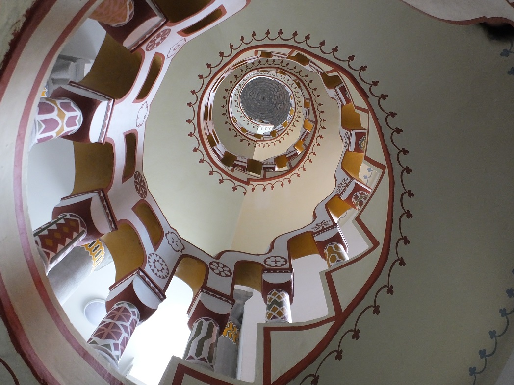 Винтовая лестница в замке Бори, Секешфехервар. Организованный тур в Венгрию.