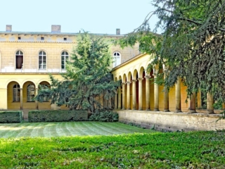 Крытая аркада, ведущая в Фриденскирхе (Церковь мира на немецком). Дворцово-парковый комплекс Сан-Суси (Schloss Sanssouci). Потсдам, Германия.