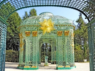Сетчатый павильон с «Антиноем». Дворцово-парковый комплекс Сан-Суси (Schloss Sanssouci). Потсдам, Германия.