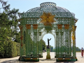 Сетчатый павильон с «Антиноем». Дворцово-парковый комплекс Сан-Суси (Schloss Sanssouci). Потсдам, Германия.