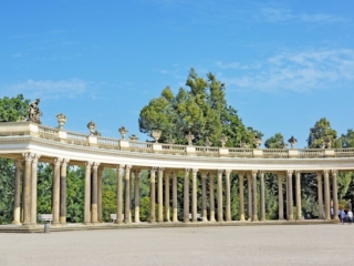 Полукруглая коллонада. Дворцово-парковый комплекс Сан-Суси (Schloss Sanssouci). Потсдам, Германия.